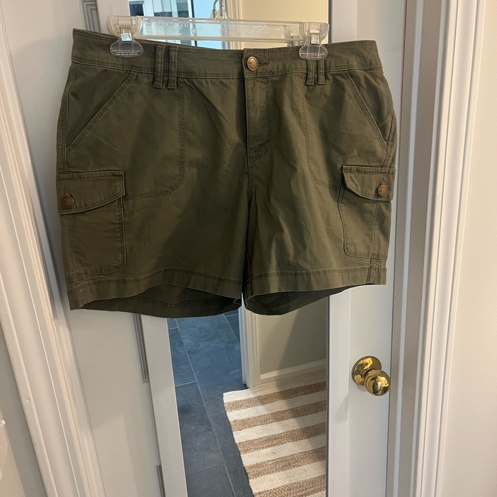 NWT Natural Reflections Green Women's Cargo Shorts